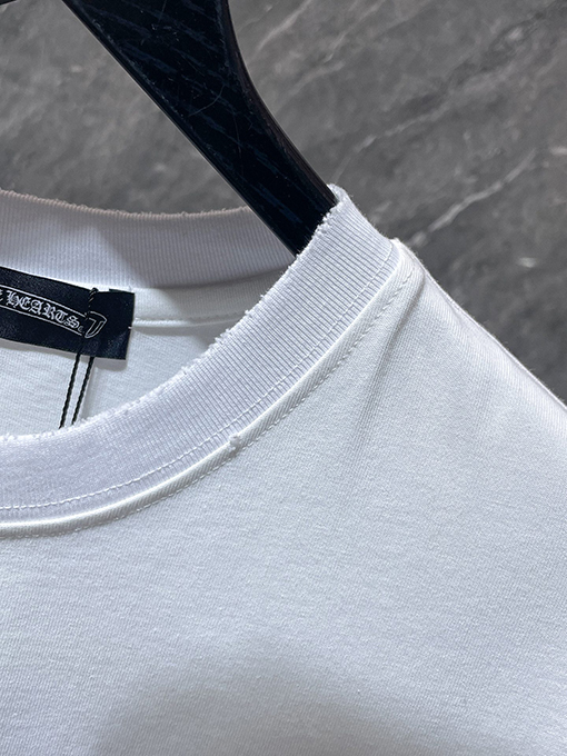 クロムハーツスーパーコピー クラシックなダメージと不規則なホースシュー刺繍がされた半袖Tシャツ