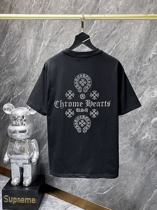 クロムハーツブランドスーパーコピー クラシックなラインストーン付きホースシュー サンスクリット文字クロス 半袖Tシャツ