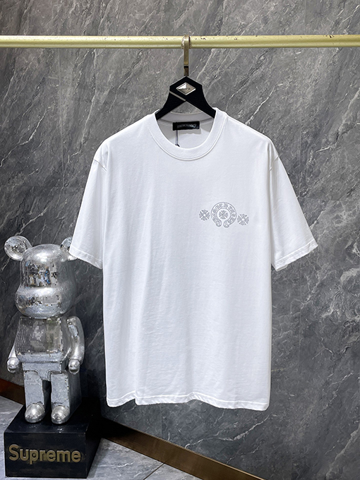 クロムハーツブランドスーパーコピー クラシックなラインストーン付きホースシュー サンスクリット文字クロス 半袖Tシャツ