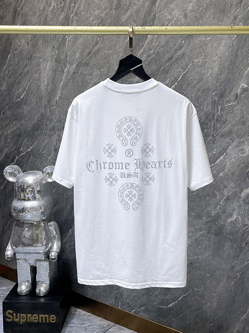 クロムハーツブランドスーパーコピー クラシックなラインストーン付きホースシュー サンスクリット文字クロス 半袖Tシャツ