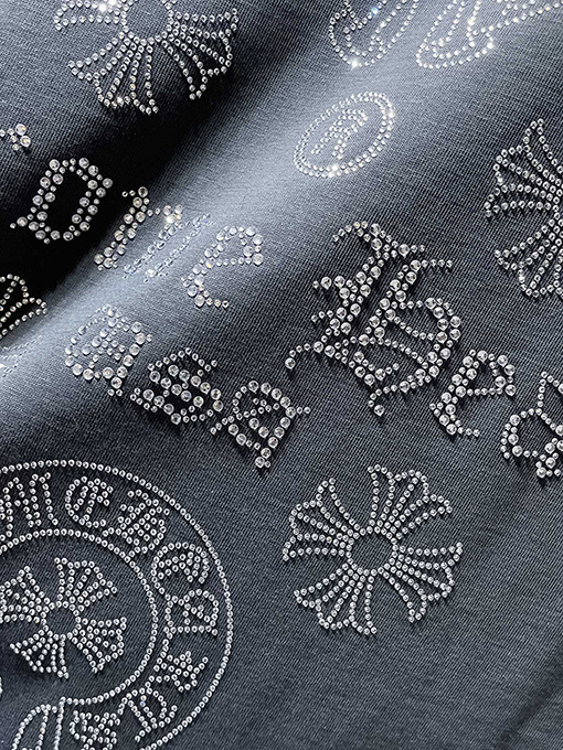 クロムハーツブランドスーパーコピー クラシックなラインストーン付きホースシュー サンスクリット文字クロス 半袖Tシャツ