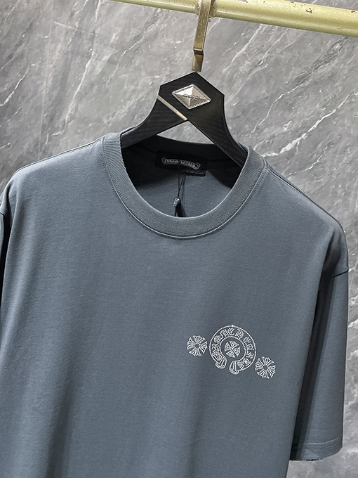 クロムハーツブランドスーパーコピー クラシックなラインストーン付きホースシュー サンスクリット文字クロス 半袖Tシャツ
