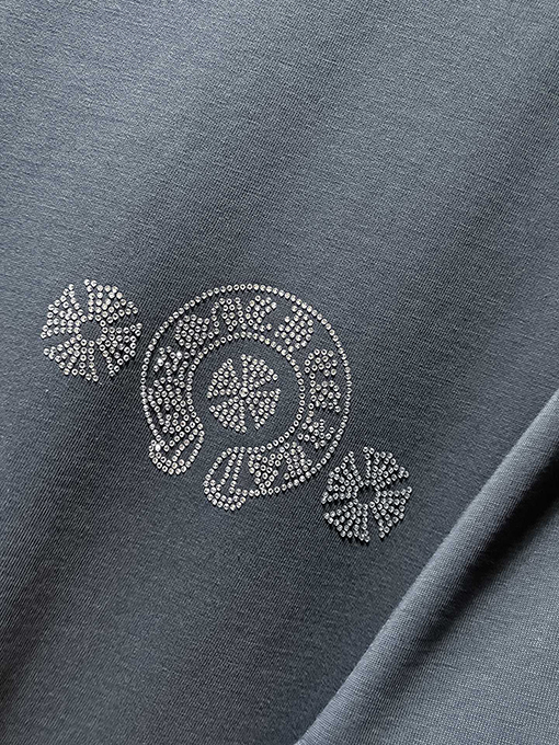 クロムハーツブランドスーパーコピー クラシックなラインストーン付きホースシュー サンスクリット文字クロス 半袖Tシャツ