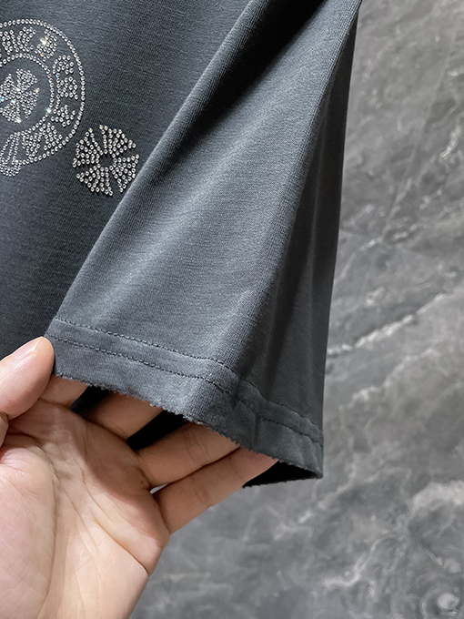 クロムハーツブランドスーパーコピー クラシックなラインストーン付きホースシュー サンスクリット文字クロス 半袖Tシャツ