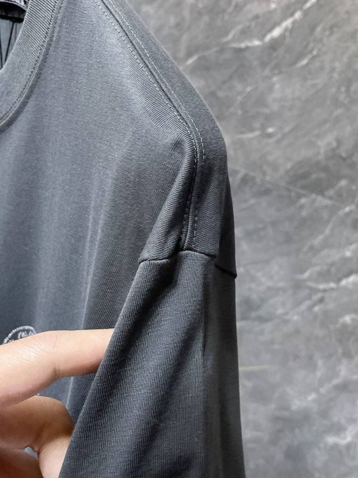 クロムハーツブランドスーパーコピー クラシックなラインストーン付きホースシュー サンスクリット文字クロス 半袖Tシャツ