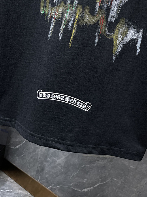 クロムハーツコピー クラシックなカラフルな手描きの蹄鉄の文字がプリントされた半袖Tシャツ