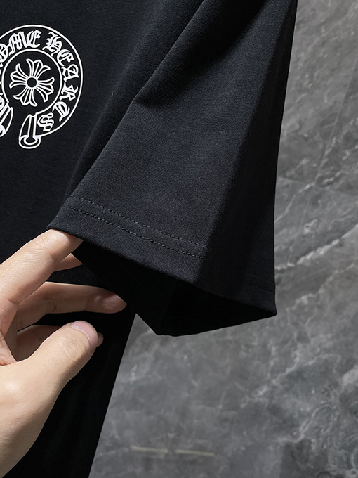 クロムハーツコピー クラシックなカラフルな手描きの蹄鉄の文字がプリントされた半袖Tシャツ