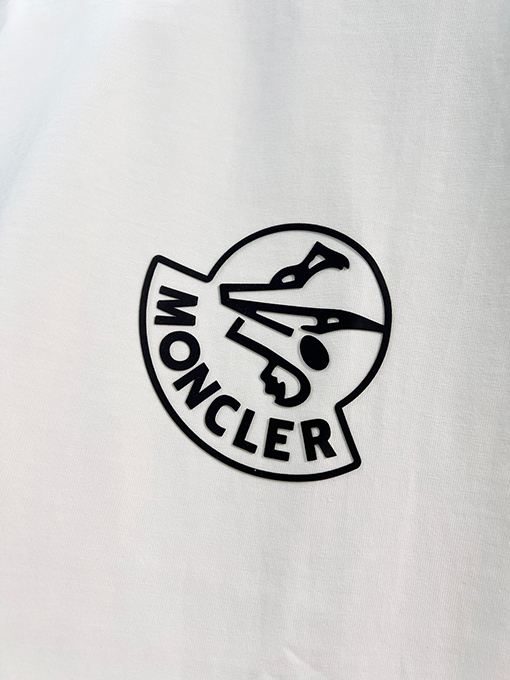 モンクレール クラシックなプリントロゴがエンボスされた半袖Tシャツ