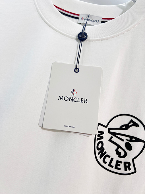 モンクレール クラシックなプリントロゴがエンボスされた半袖Tシャツ