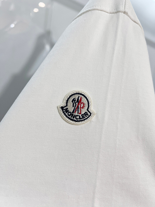 モンクレール クラシックなプリントロゴがエンボスされた半袖Tシャツ