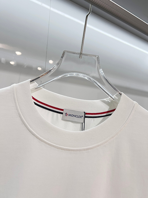 モンクレール クラシックなプリントロゴがエンボスされた半袖Tシャツ