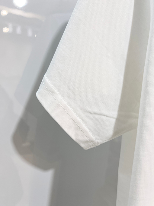 モンクレール クラシックなプリントロゴがエンボスされた半袖Tシャツ