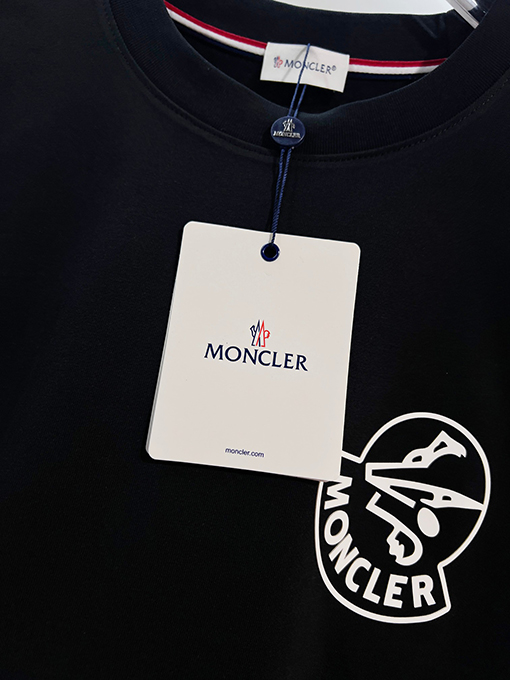 モンクレール クラシックなプリントロゴがエンボスされた半袖Tシャツ