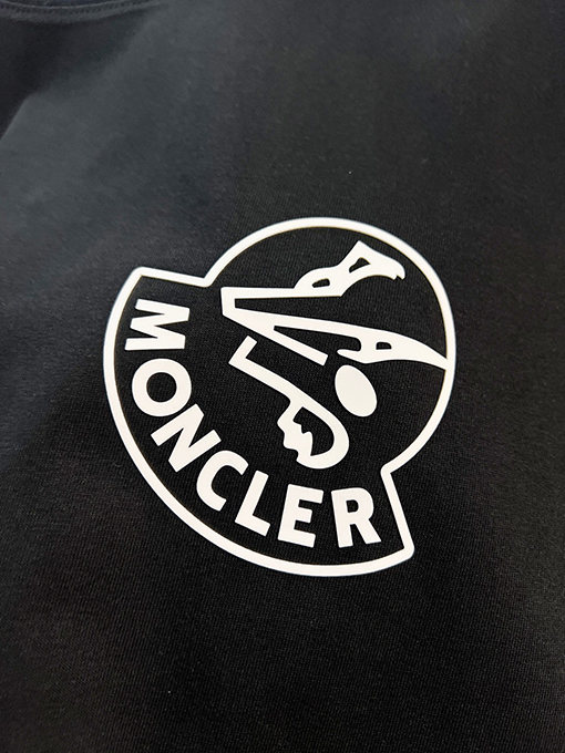 モンクレール クラシックなプリントロゴがエンボスされた半袖Tシャツ