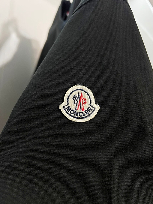 モンクレール クラシックなプリントロゴがエンボスされた半袖Tシャツ