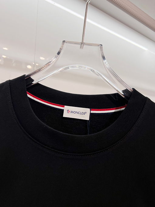 モンクレール クラシックなプリントロゴがエンボスされた半袖Tシャツ