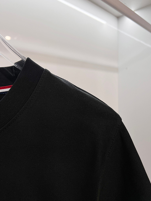 モンクレール クラシックなプリントロゴがエンボスされた半袖Tシャツ