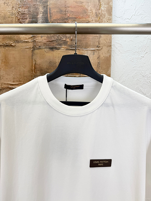 ルイヴィトン クラシックなゴールド箔レザーの半袖Tシャツ