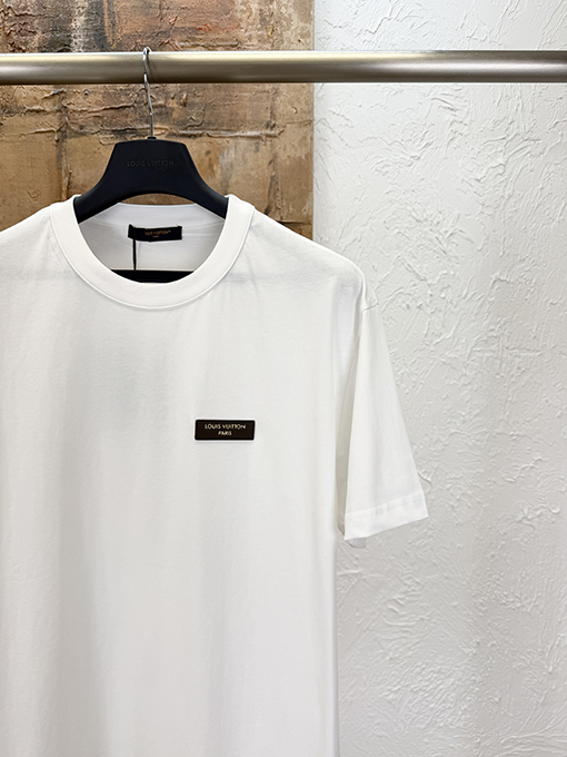 ルイヴィトン クラシックなゴールド箔レザーの半袖Tシャツ