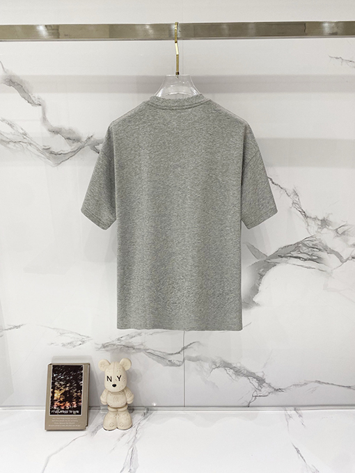 ロエベスーパーコピー LOEWE 胸にブランドのレインボーレターロゴが刺繍された半袖Tシャツ