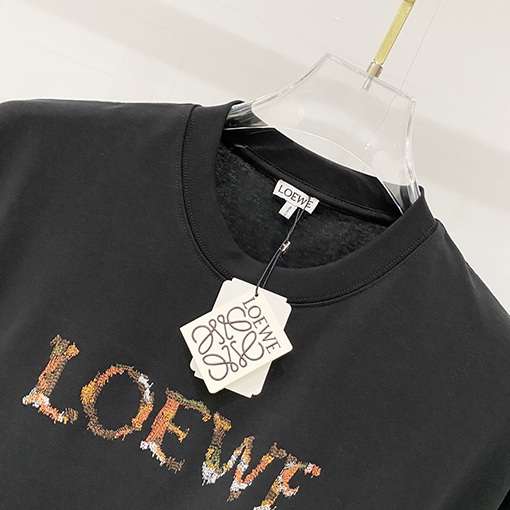 ロエベスーパーコピー LOEWE 胸にブランドのレインボーレターロゴが刺繍された半袖Tシャツ