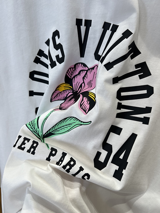 ルイヴィトンブランドコピー LOUIS VUITTON アイリスの花のロゴプリント入りクルーネック半袖Tシャツ