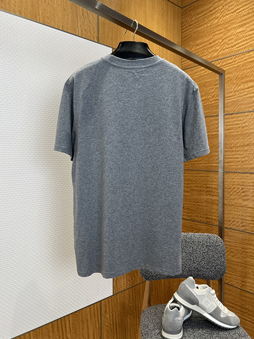 ルイヴィトンブランドコピー LOUIS VUITTON アイリスの花のロゴプリント入りクルーネック半袖Tシャツ