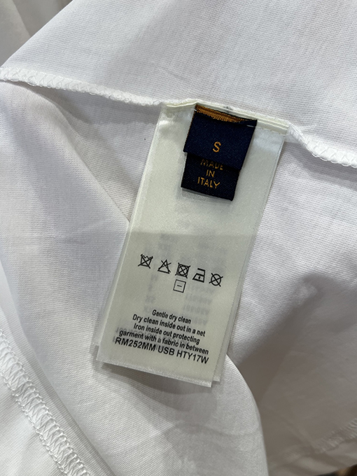 ルイヴィトンブランドコピー LOUIS VUITTON アイリスの花のロゴプリント入りクルーネック半袖Tシャツ