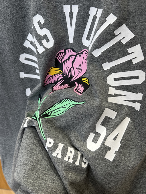 ルイヴィトンブランドコピー LOUIS VUITTON アイリスの花のロゴプリント入りクルーネック半袖Tシャツ