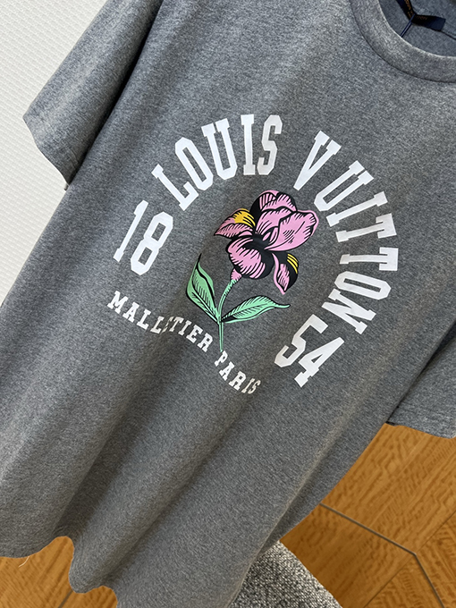 ルイヴィトンブランドコピー LOUIS VUITTON アイリスの花のロゴプリント入りクルーネック半袖Tシャツ