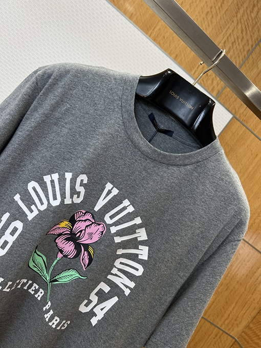 ルイヴィトンブランドコピー LOUIS VUITTON アイリスの花のロゴプリント入りクルーネック半袖Tシャツ