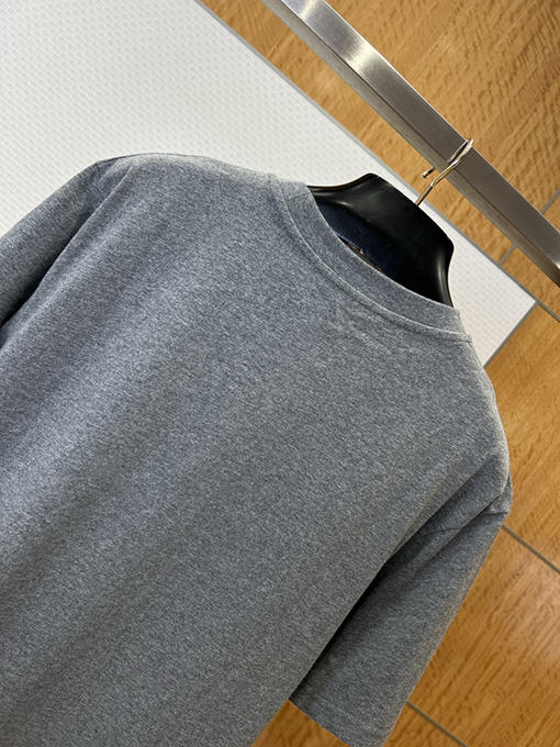 ルイヴィトンブランドコピー LOUIS VUITTON アイリスの花のロゴプリント入りクルーネック半袖Tシャツ