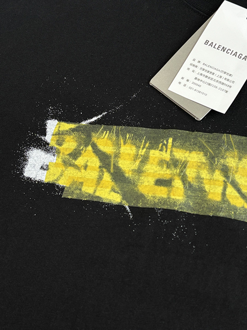 バレンシアガブランドスーパーコピー BALENCIAGA 春夏コレクションイエローテープのずれプリントゆったりとした半袖Tシャツ