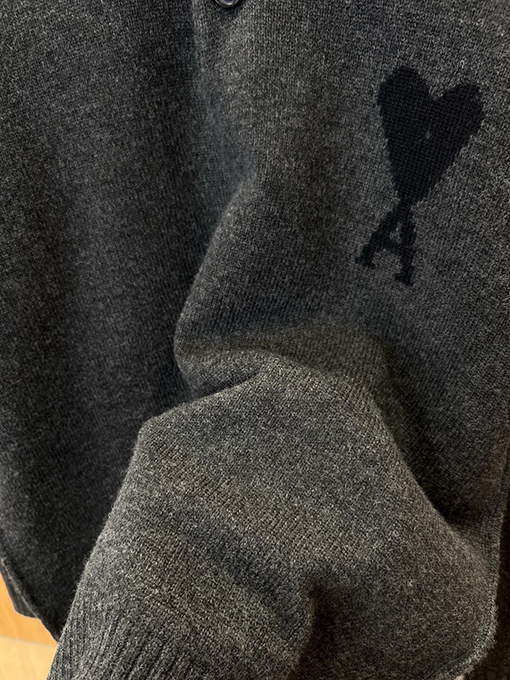 アミスーパーコピー ハート型のAマークが入ったカラーブロックニットポロセーター