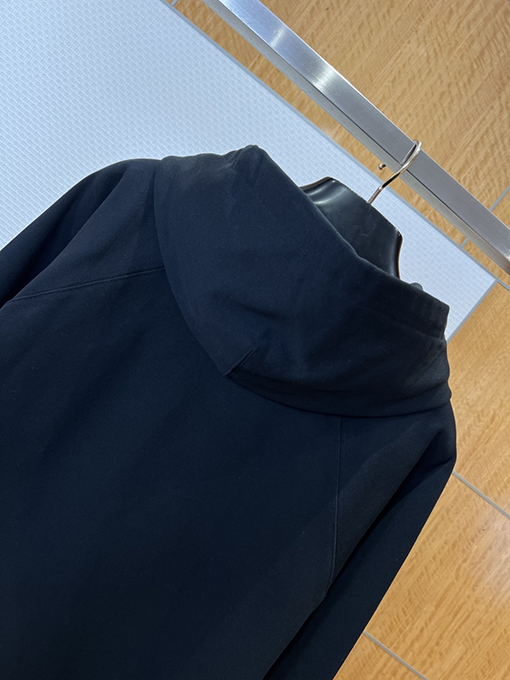 アミ 赤いハートの刺繍りフード付きドローストリングスウェットシャツジャケット