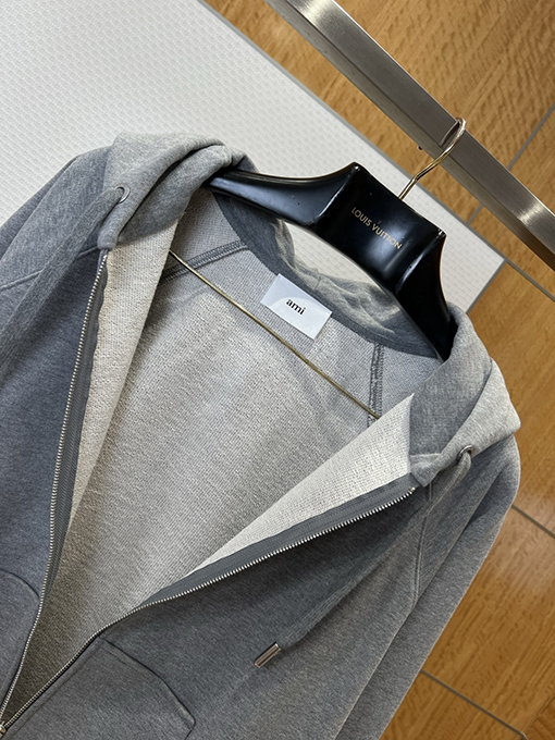 アミ 赤いハートの刺繍りフード付きドローストリングスウェットシャツジャケット