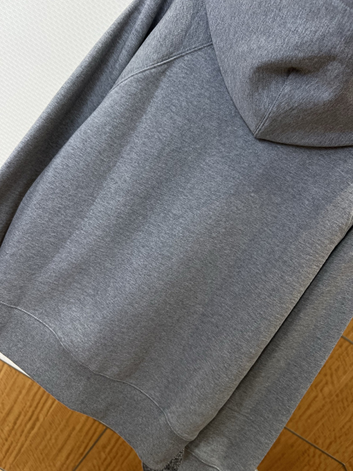 アミ 赤いハートの刺繍りフード付きドローストリングスウェットシャツジャケット