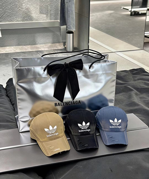 バレンシアガ X アディダス BALENCIAGA コラボレーションによる破れて洗われたベースボールキャップ