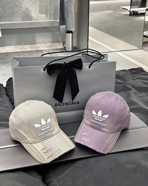 バレンシアガ X アディダス BALENCIAGA コラボレーションによる破れて洗われたベースボールキャップ