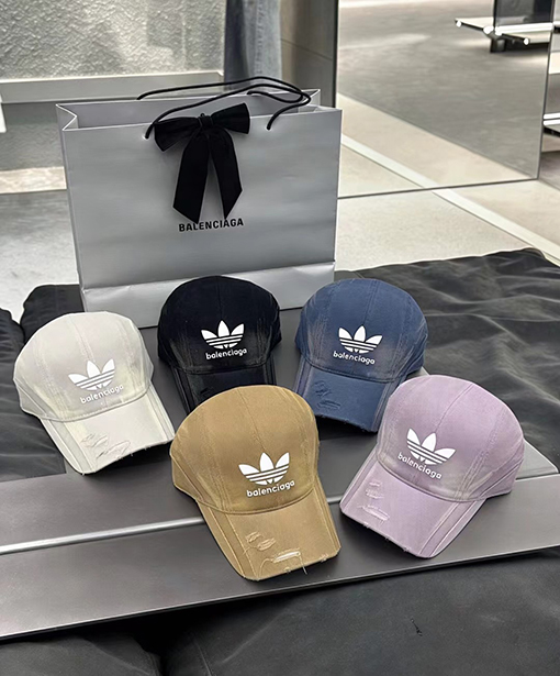 バレンシアガ X アディダス BALENCIAGA コラボレーションによる破れて洗われたベースボールキャップ