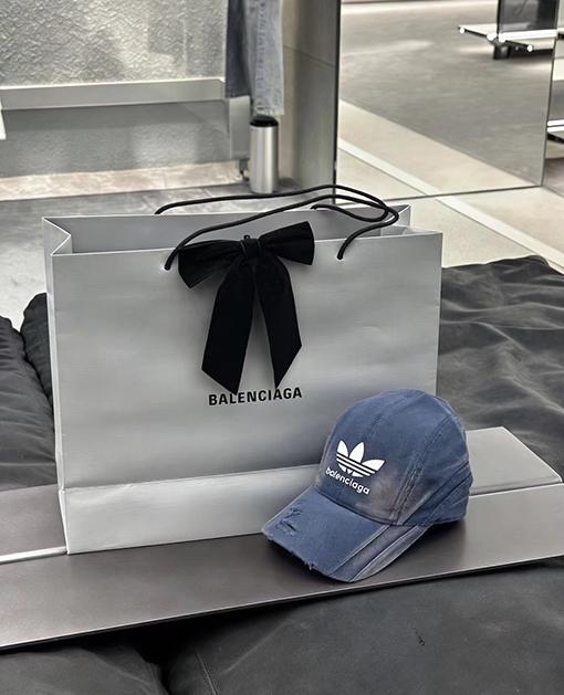 バレンシアガ X アディダス BALENCIAGA コラボレーションによる破れて洗われたベースボールキャップ