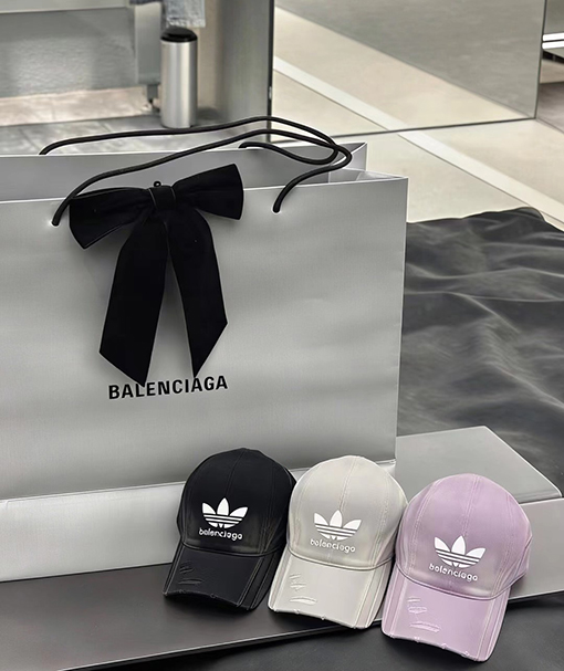 バレンシアガ X アディダス BALENCIAGA コラボレーションによる破れて洗われたベースボールキャップ