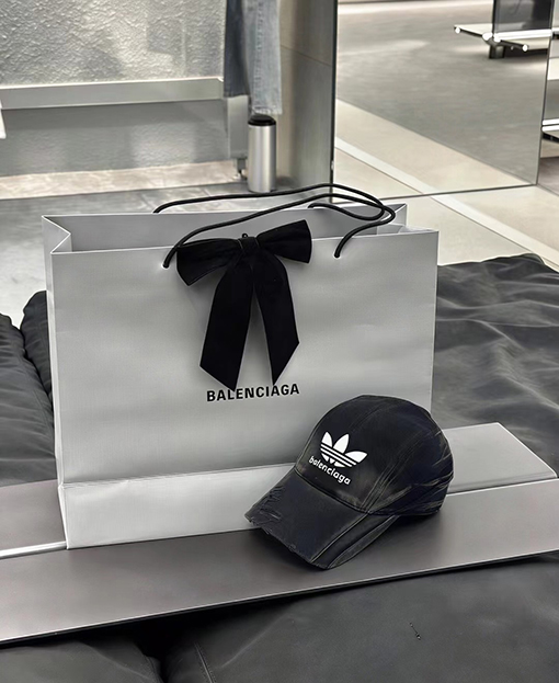 バレンシアガ X アディダス BALENCIAGA コラボレーションによる破れて洗われたベースボールキャップ