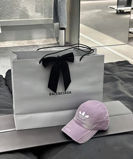 バレンシアガ X アディダス BALENCIAGA コラボレーションによる破れて洗われたベースボールキャップ