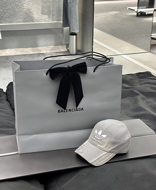 バレンシアガ X アディダス BALENCIAGA コラボレーションによる破れて洗われたベースボールキャップ