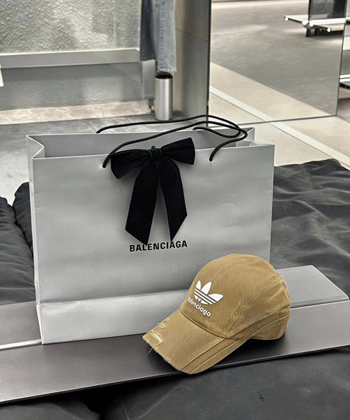 バレンシアガ X アディダス BALENCIAGA コラボレーションによる破れて洗われたベースボールキャップ