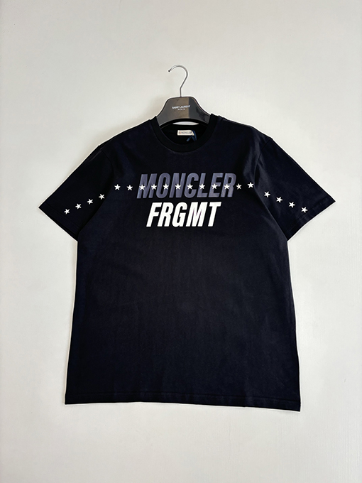 モンクレール 五芒星と文字ロゴがプリントされた半袖Tシャツ