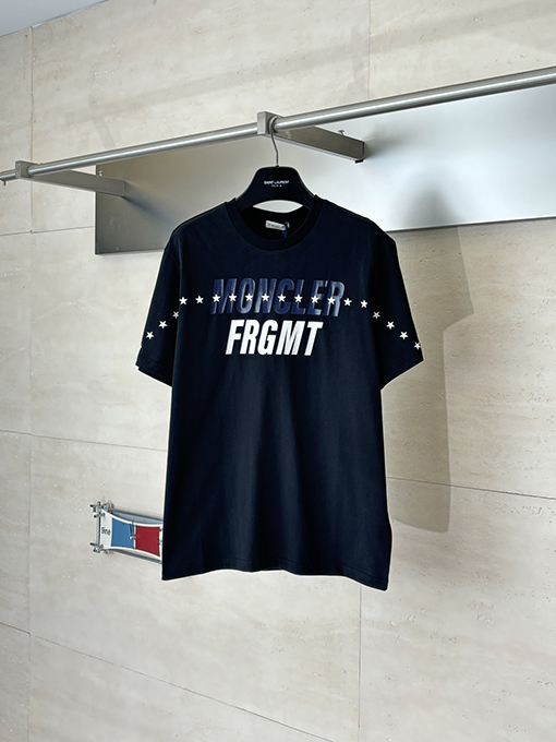 モンクレール 五芒星と文字ロゴがプリントされた半袖Tシャツ