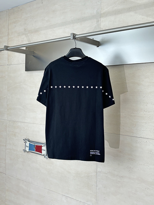 モンクレール 五芒星と文字ロゴがプリントされた半袖Tシャツ
