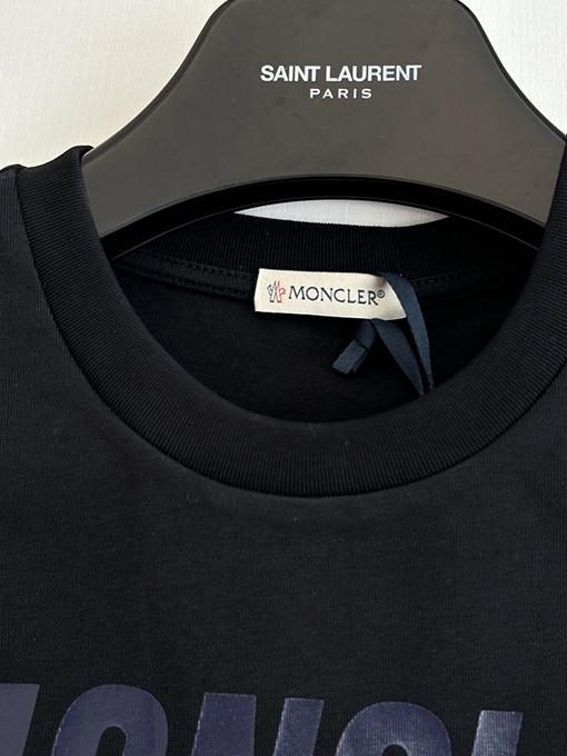 モンクレール 五芒星と文字ロゴがプリントされた半袖Tシャツ